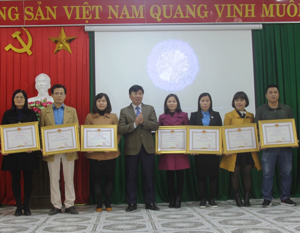 Đại diện lãnh đạo tỉnh Ninh Bình trao bằng khen cho các cá nhân có thành tích xuất sắc. Ảnh: NT