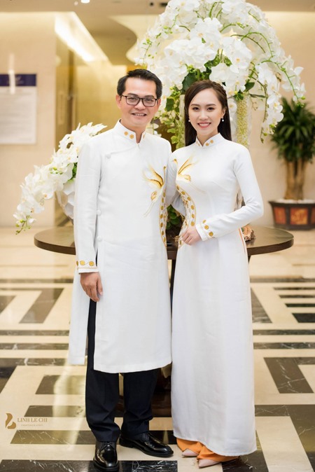 Bà xã NSND Trung Hiếu tên Thu Hà, hiện đang làm ngân hàng.  Cả hai từng tìm hiểu nhau 4 năm trước khi tiến tới hôn nhân. 