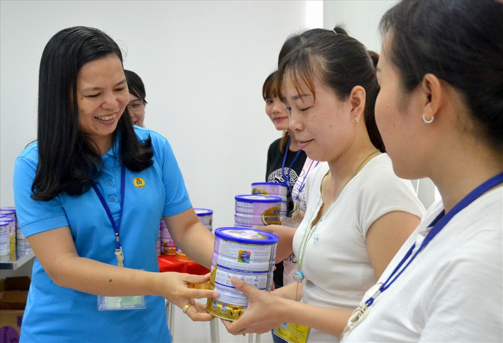 Phó Chủ tịch LĐLĐ An Giang Phan Thị Diễm trao quà Quỹ Tấm lòng vàng Lao Động cho nữ công nhân đang làm việc tại Khu công nghiệp Bình Hòa. Ảnh: Lục Tùng