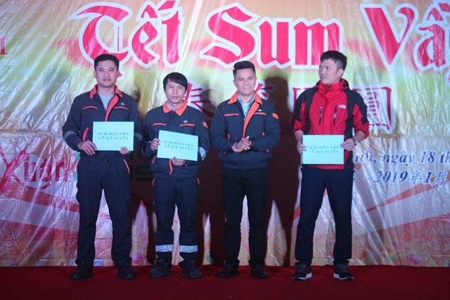 Lãnh đạo CĐCS Cty Formosa Hà Tĩnh trao vé xe về Tết cho công nhân