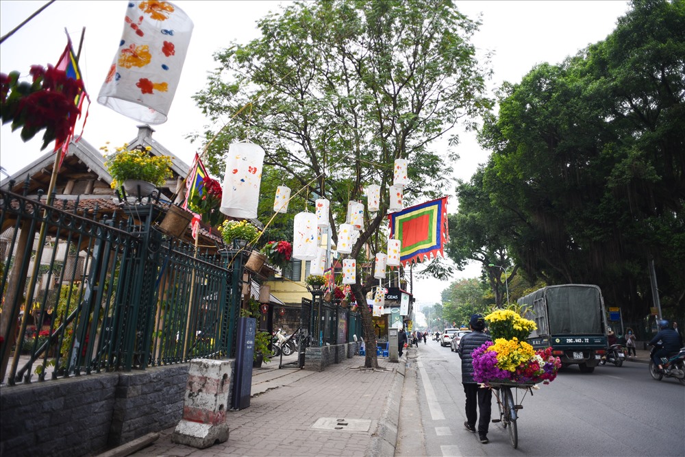 Trên nhiều tuyến phố của Thủ đô đã bắt đầu trang trí cờ hoa rực rỡ.