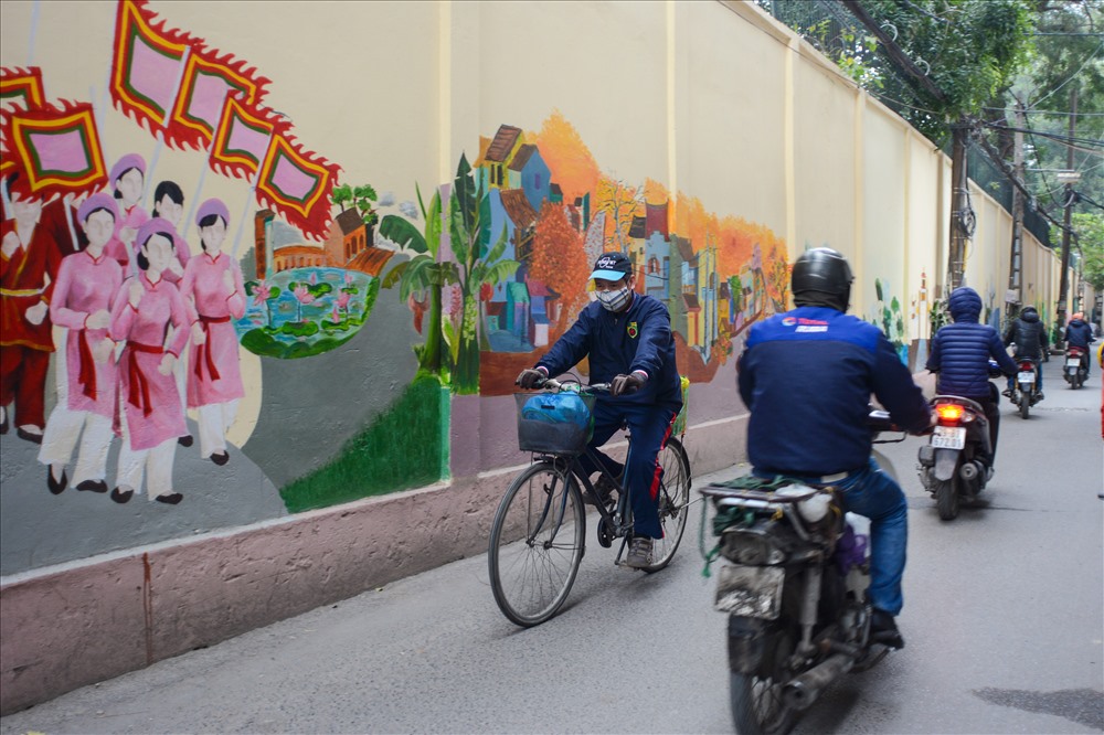 Sâu bên trong những con ngõ nhỏ là những bức bích hoạ về lễ hội, hoa đào, .. như những chiếc áo mới mang đầy nét tươi vui của mùa lễ tết.