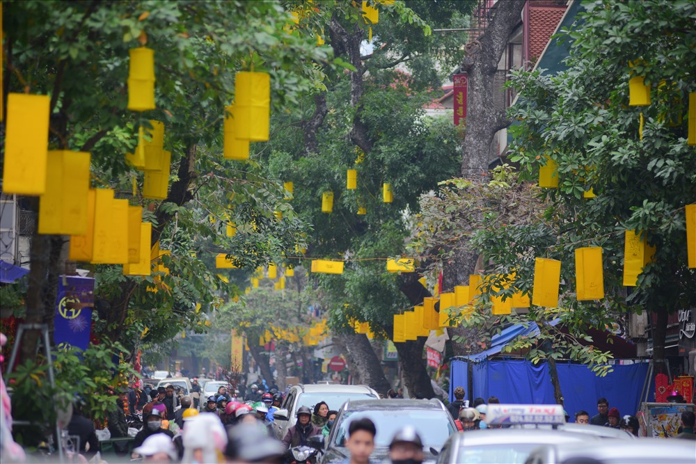 Chính những nét trang trí này đã làm cho bầu không khí ở Hà Nội trở nên vui tươi và đem thủ đô càng gần với những ngày Tết.