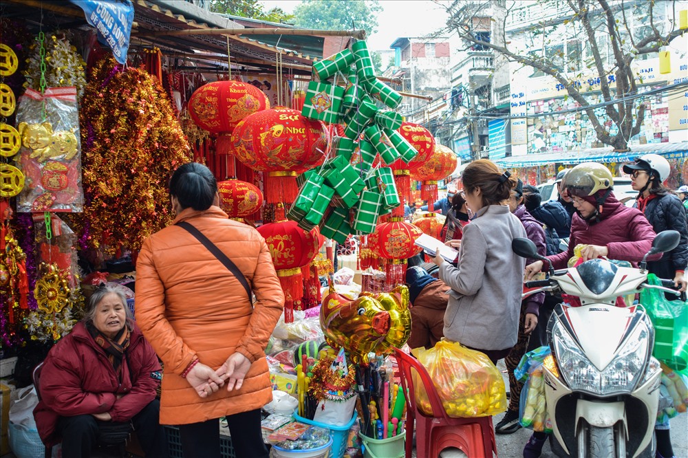 Trên nhiều tuyến phố bán đồ trang trí: Hàng Mã, Lương Văn Can… không khí càng thêm đông đúc với nhiều mặt hàng đa dạng, mới mẻ.. Đây là dịp buôn bán nhộn nhịp nhất trong một năm của những tiểu thương nơi đây.