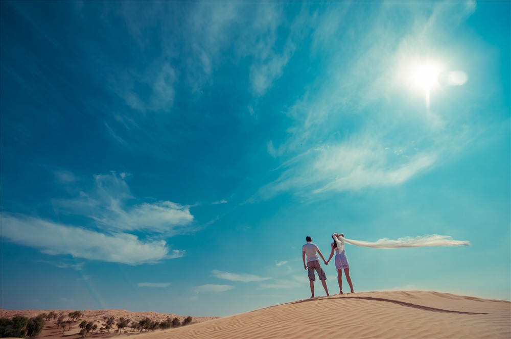 Sa mạc Rub al Khali, còn được gọi là sa mạc Khu phố trống, là sa mạc cát lớn nhất thế giới. Đi đến bờ biển để tận hưởng những vùng nước đầy cá heo và rùa. Từ những đụn cát vàng dưới bầu trời xanh ngắt, những dãy núi hùng vĩ và vùng nước chỉ toàn cá heo và rùa, quốc gia trên bán đảo Arab có tất cả.