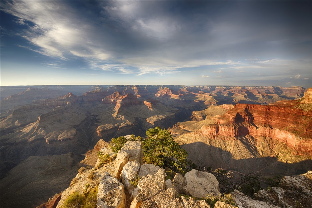 Hẻm núi nổi tiếng tồn tại khoảng 5 hoặc 6 triệu năm trên Trái đất.Công viên quốc gia Grand Canyon là một trong những kỳ quan thiên nhiên kỳ vĩ nhất thế giới và là Di sản của UNESCO. Dài khoảng 4,4 m và sâu 1,6 m từ mép đến sông tại nhiều điểm khác nhau, công viên lần đầu tiên thu hút hơn 6 triệu du khách trong năm 2017. Công trình sẽ kỷ niệm một trăm năm vào năm nay.