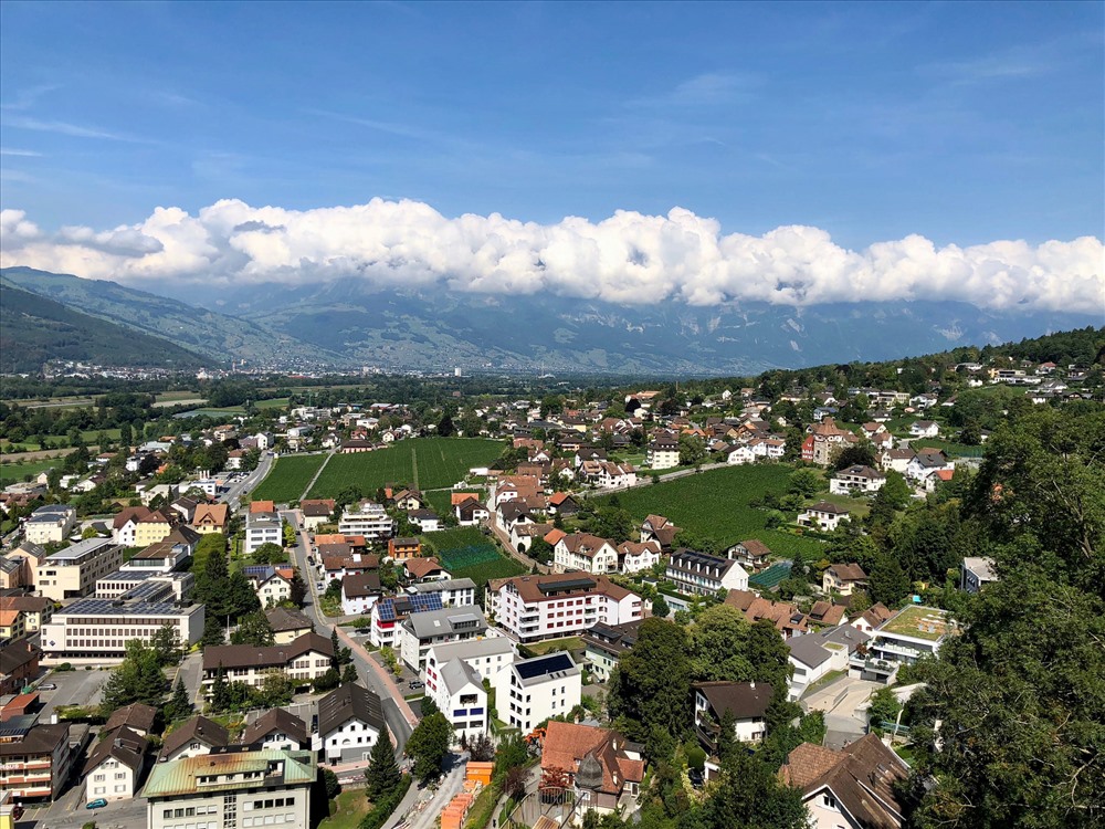 Công quốc Liechtenstein, kỷ niệm 300 tuổi vào năm 2019, là quốc gia nhỏ thứ 6 trên thế giới. Nằm giữa Áo và Thụy Sĩ, nước này chỉ rộng 160 km2. Tuy nhiên, lâu đài, bảo tàng và những con đường mòn đi bộ và đạp xe ngoạn mục đều là những điểm thu hút du khách khắp thế giới. Đây cũng là một cường quốc ngân hàng cho các khách hàng quốc tế giàu có.