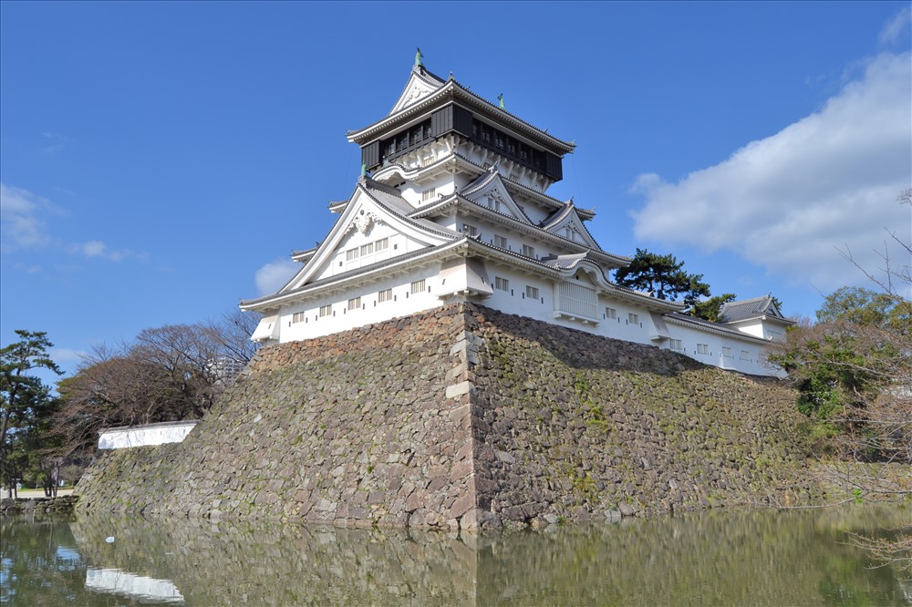 Đây là điểm đến hoàn hảo cho những ai muốn đi xa hơn những điểm đến phổ biến như Osaka, Tokyo và Kyoto và ngắm Nhật Bản từ một góc mới.Điểm nổi bật của thành phố và khu vực xung quanh bao gồm tàn tích của lâu đài Fukuoka thế kỷ XVII, Bảo tàng quốc gia Kyushu xinh đẹp và Dazaifu Tenmangu, một ngôi đền Shinto với hơn 6.000 cây mận nở rộ mỗi độ xuân về.