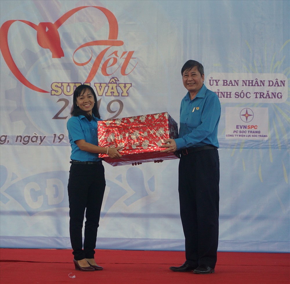Phó chủ tịch thường trực Tổng LĐLĐ Việt Nam Trần Thanh Hải trao quà cho Công đoàn KCN An Nghiệp Sóc Trăng.