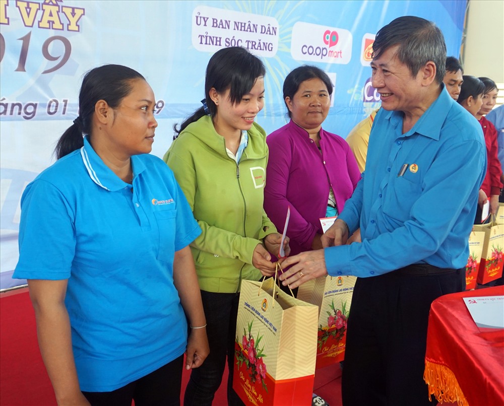 Phó chủ tịch thường trực Tổng LĐLĐ Việt Nam Trần Thanh Hải trao quà cho công nhân tại Tết sum vầy Sóc Trăng.