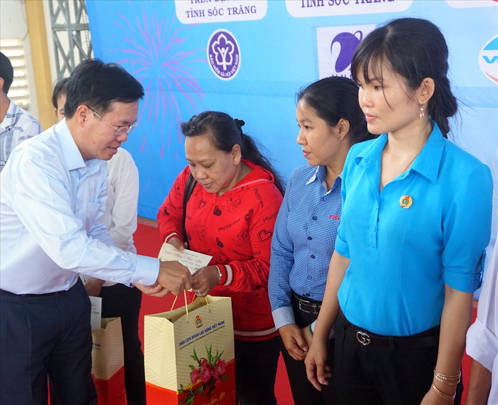 Trưởng Ban Tuyên giáo Trung ương Võ Văn Thưởng trao quà cho công nhân tại Tết sum vầy Sóc Trăng.