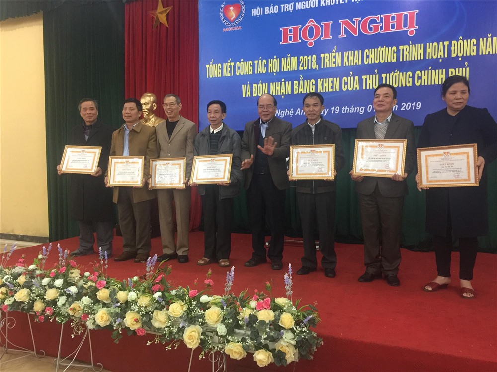 Ông Nguyễn Hải Thánh trao bằng khen cho đại diện 7 tập thể có thành tích tuyên truyền vận động tốt.