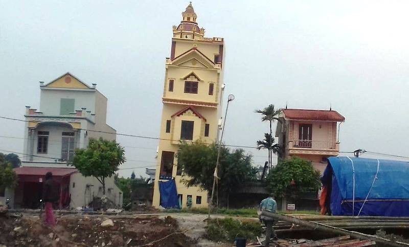 Hình ảnh ngôi nhà 5 tầng mới xây xong của gia đình ông Hùng bị nghiêng sau khi được xây xong.