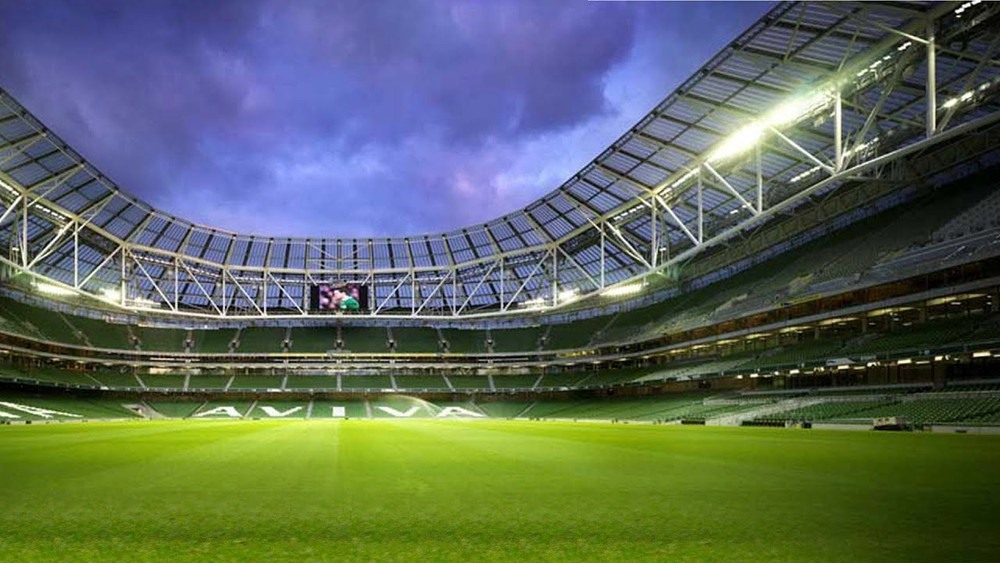 Ban đầu, sân được xây dựng theo hình bầu dục. Sau đó, sân được sửa thành hình chữ nhật để phù hợp với bóng đá.