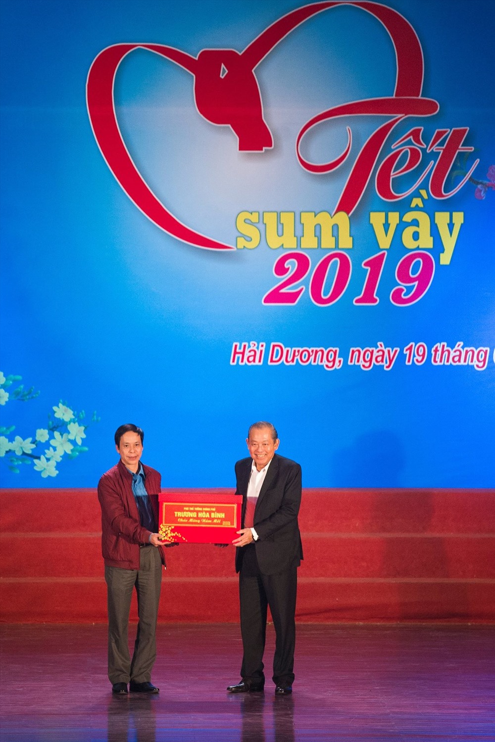 Đồng chí Trương Hoà Bình (bên phải ảnh) trao quà cho đại diện NLĐ các KCN tỉnh Hải Dương. Ảnh: Dương Bình