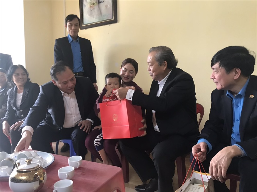Đồng chí Trương Hoà Bình - Phó Thủ tướng Thường trực Chính phủ tặng quà gia đình chị Hoàng Thị Thơm. Ảnh: H.A