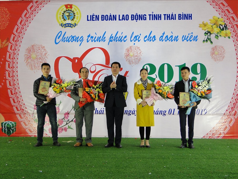 Đồng chí Nguyễn Hồng Diên - Ủy viên Trung ương Đảng, Bí thư Tỉnh ủy Thái Bình - tặng quà Tết Sum vầy cho CNLĐ.