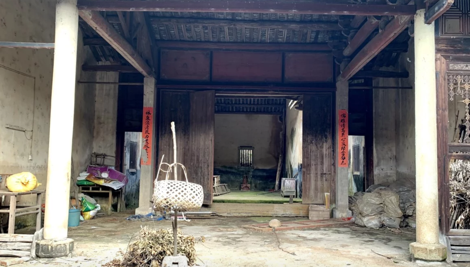 Ngôi nhà tồi tàn, nơi một người họ hàng xa của anh em nhà Thaksin vẫn sinh sống. Ảnh: SCMP