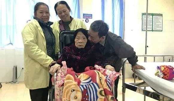 Cụ bà 103 tuổi chuẩn bị xuất viện. Ảnh: BSCC