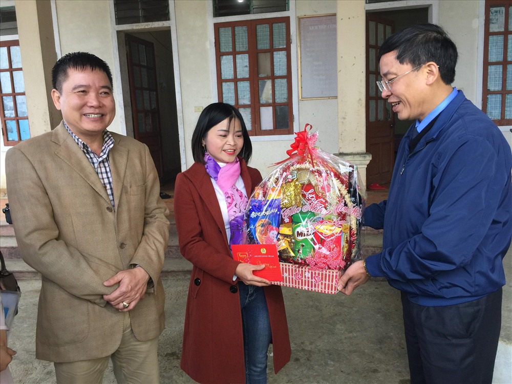  Đồng chí Vũ Minh Đức và Đồng chí Trần Kim Tử trao quà, thăm hỏi  giáo viên, học sinh trường  Mầm non Na Ngoi
