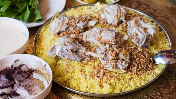 Mansaf là món ăn quốc gia ở Jordan. Món này được làm từ thịt cừu nấu với nước sốt, sữa chua khô lên men và ăn với cơm trong một đĩa lớn.