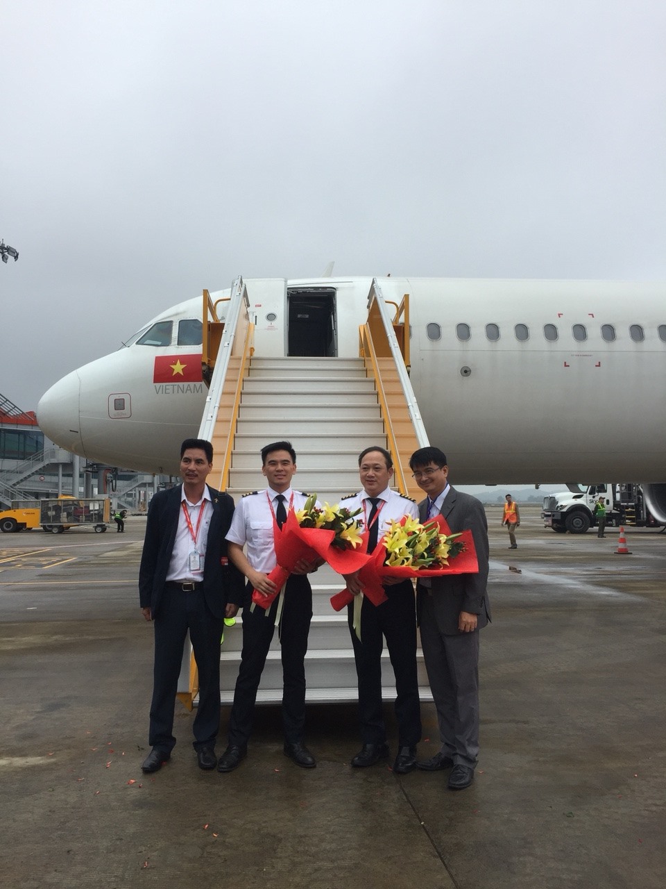 Chuyến bay đầu tiên của Vietjet vừa hạ cánh xuống Vân Đồn. Ảnh: Nguyễn Hùng