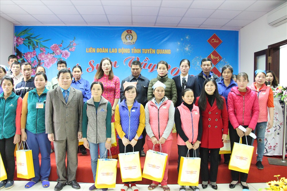 Các đồng chí lãnh đạo của tỉnh Tuyên Quang trao quà Tết Sum vầy cho CNLĐ.