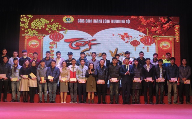 Ông Phan Anh Minh - Chủ tịch CĐ ngành Công thương Hà Nội trao quà Tết của CĐ ngành Công thương Hà Nội cho các đoàn viên, CNLĐ. Ảnh: xuân Trường