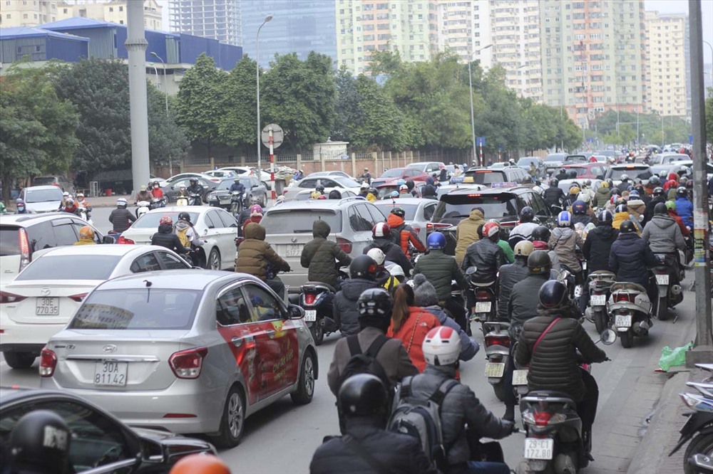 Đường Nguyễn Chánh cũng trong tình trạng tương tự, các phương tiện giao thông di chuyển chậm.