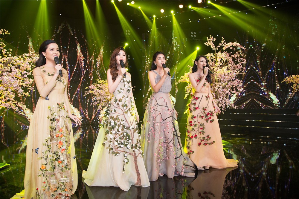 Với nhan sắc rực rỡ, Hoa hậu Tiểu Vy, Thùy Tiên, Diễm Trang và Thúy vi đã đưa khán giả vào một không gian mới chỉ có “sắc hoa” và tiếng hát trong trẻo.