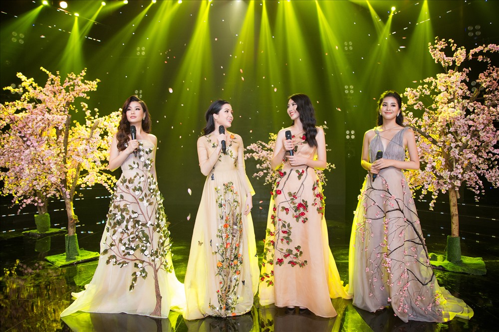 Với nhan sắc rực rỡ, Hoa hậu Tiểu Vy, Thùy Tiên, Diễm Trang và Thúy vi đã đưa khán giả vào một không gian mới chỉ có “sắc hoa” và tiếng hát trong trẻo.