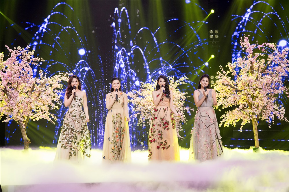 Kết chương trình, 4 người đẹp cùng các ca sĩ hát vang ca khúc “Happy New Year” để hân hoan chào đón năm mới 2019. 