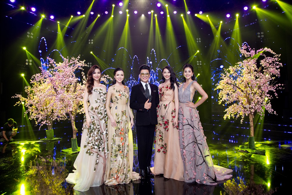 Kết chương trình, 4 người đẹp cùng các ca sĩ hát vang ca khúc “Happy New Year” để hân hoan chào đón năm mới 2019. 