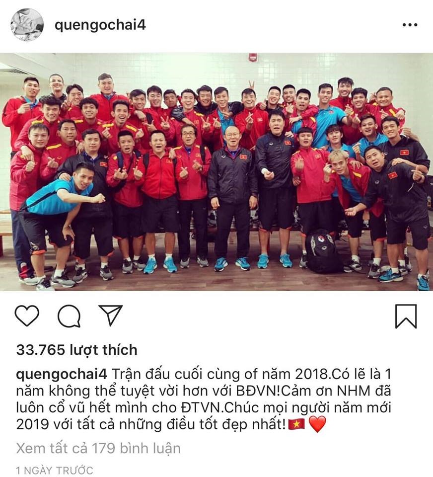 Thủ lĩnh Quế Ngọc Hải rất chững chạc khi đăng tải bức ảnh toàn đội tuyển để kết thúc năm 2018. Anh không quên gửi lời tri ân đến người hâm mộ, đã góp phần làm nên một năm tuyệt vời của bóng đá Việt Nam.