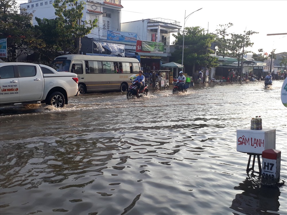 Một đoạn đường Quốc lộ 1A đoạn qua Thị xã Giá Rai, Bạc Liêu do tngập do triều cường sáng nay (ảnh Nhật Hồ)
