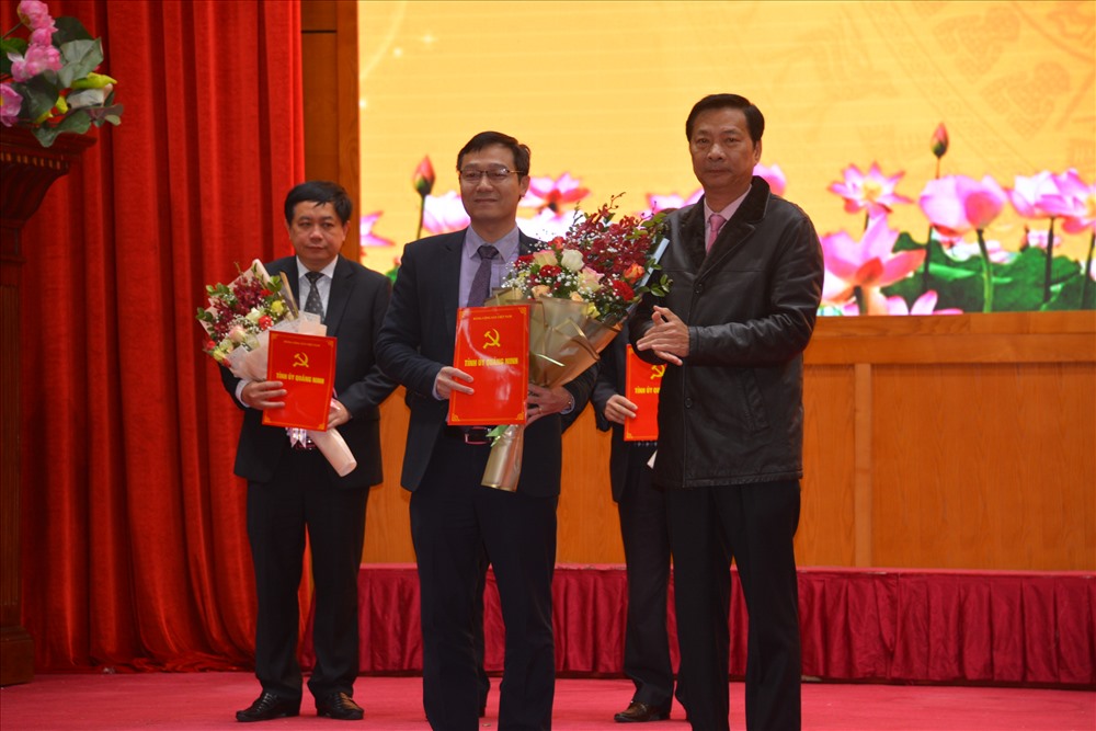 Bí thư tỉnh ủy Quảng Ninh Nguyễn Văn Đọc trao các quyết định bổ nhiệm Giám đốc và phó giám đốc Trung tâm truyền thông Quảng Ninh