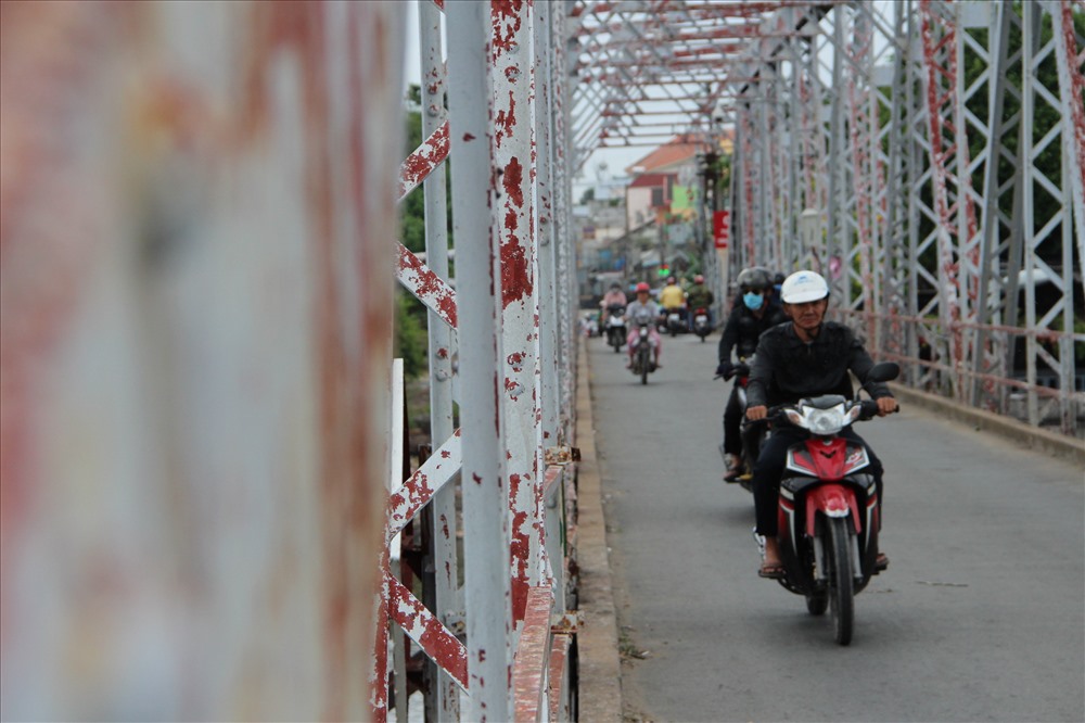 Người dân đi chợ, đi làm, sinh hoạt đều gắn bó cây cầu này.