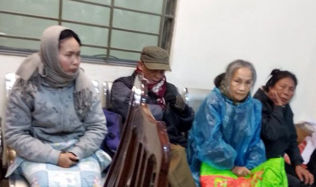 Những người lang thang được lực lượng chức năng Sở LĐTB&XH Hà Nội đưa về Trung tâm Bảo trợ xã hội Hà Nội tránh rét.
