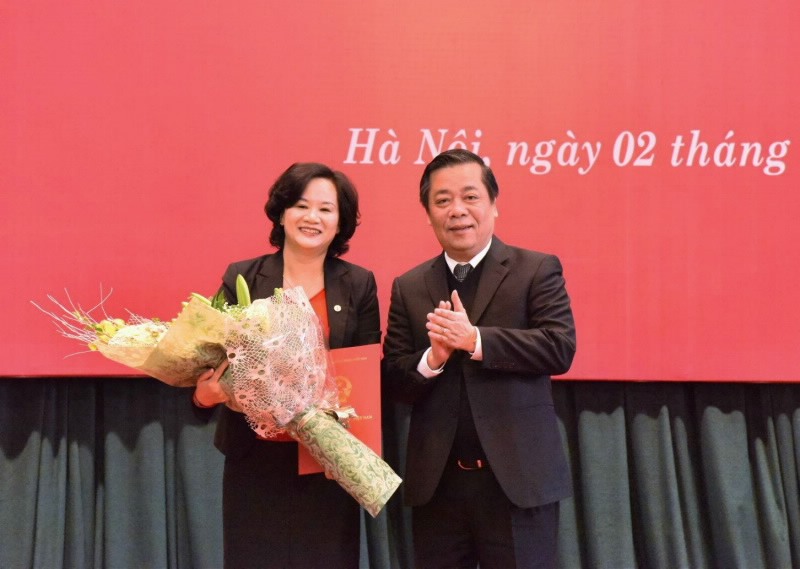 Phó Thống đốc Nguyễn Kim Anh trao Quyết định và tặng hoa chúc mừng bà Nguyễn Tuyết Dương được bổ nhiệm.