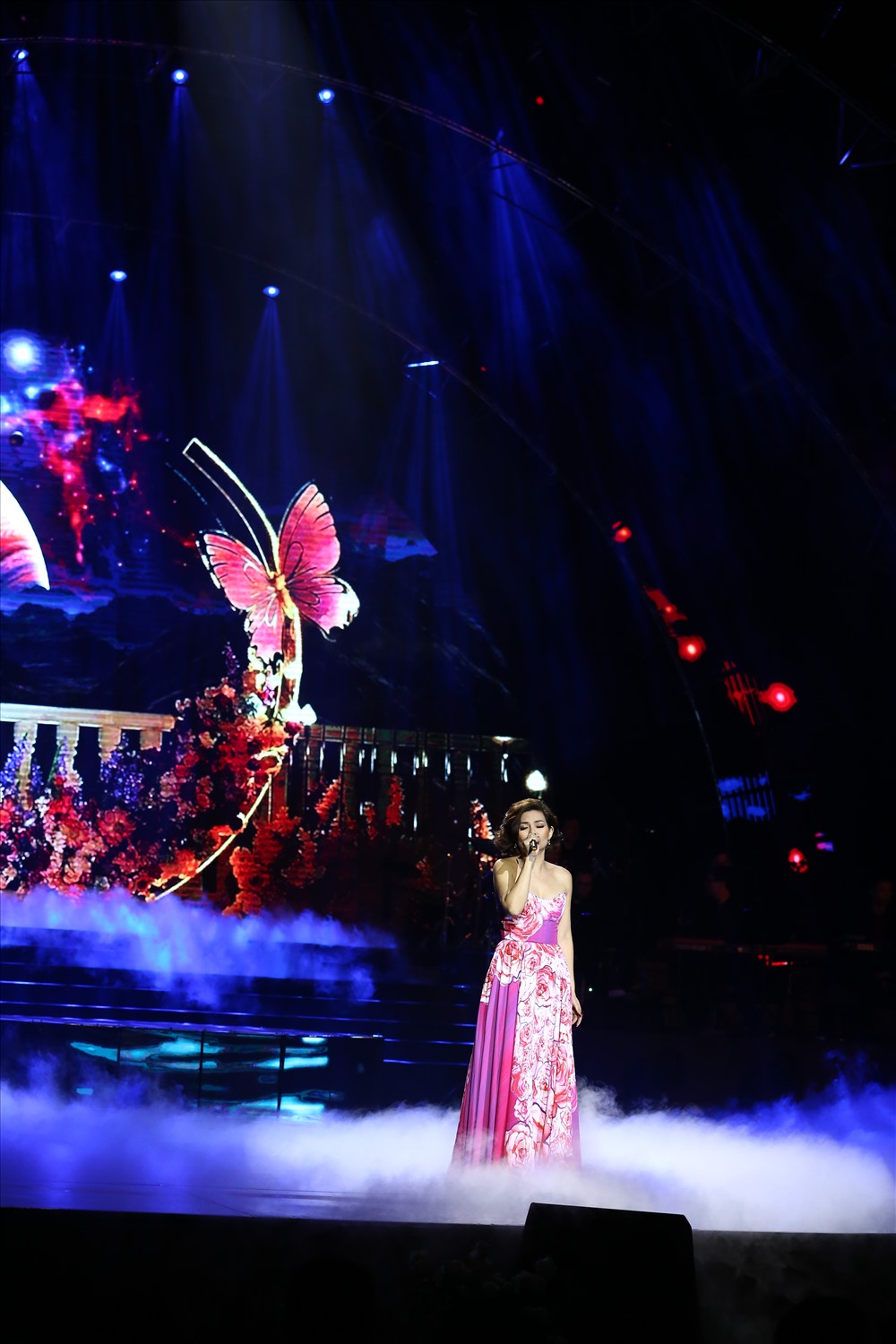 Ngọc Quang nức nở hát nhạc Phú Quang trên sân khấu. 