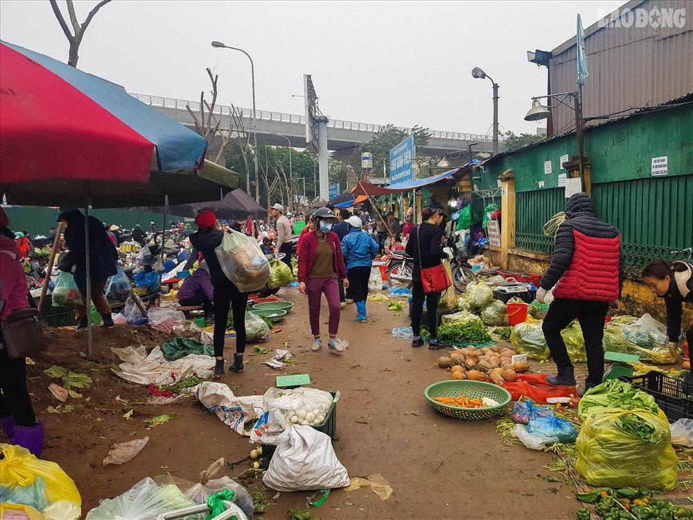 Nông sản bày bán la liệt trên mặt đất.