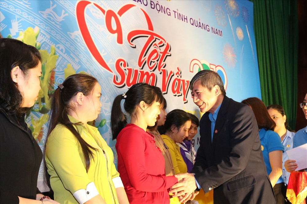Phó Chủ tịch Thường trực Tổng LĐLĐ Việt Nam tặng quà “Tết Sum vầy” năm 2019 cho CNVCLĐ ở Quảng Nam. Ảnh: Đ.V