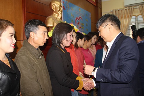 Phó Chủ tịch Tổng Liên đoàn Lao động Việt Nam Phan Văn Anh tặng quà cho các cán bộ, công chức, viên chức, người lao động. Ảnh: NQ