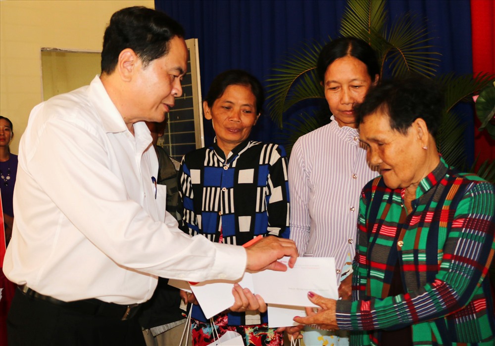 Chủ tịch Trần Thanh Mẫn tặng quà cho người nghèo huyện Thoại Sơn. Ảnh: LT