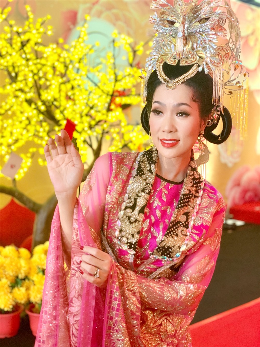 NSƯT Trịnh Kim Chi hào hứng khi vào vai diễn Thái hậu trong chương trình “Táo quân“. Ảnh: NVCC. 