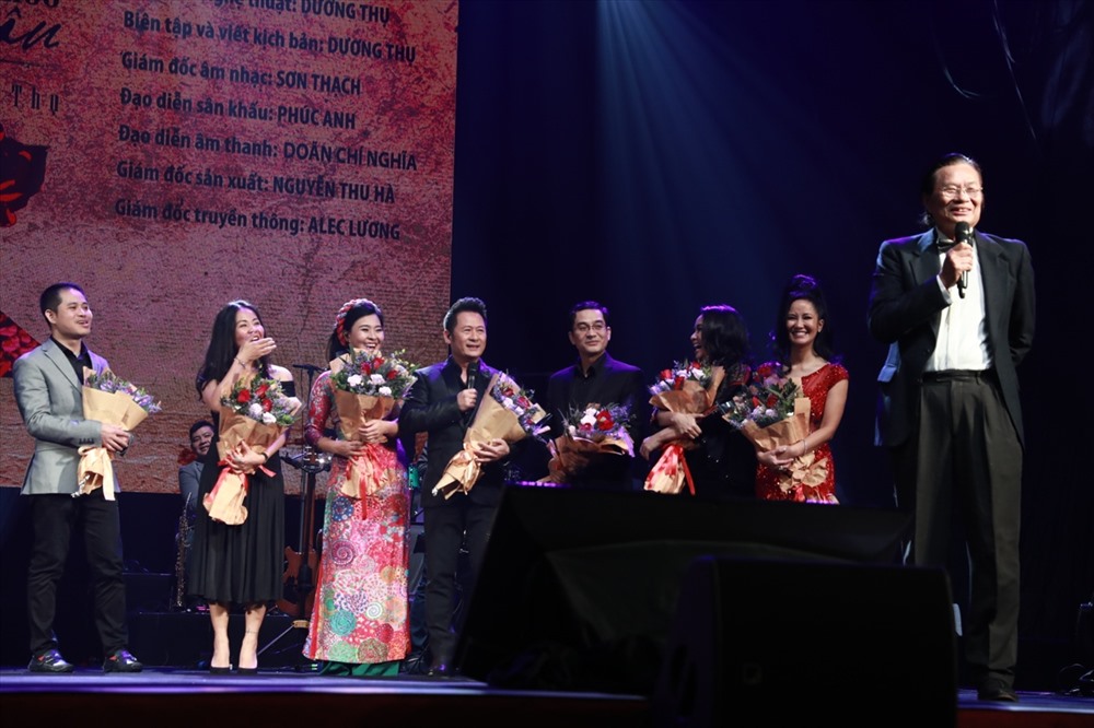 Nhạc sĩ Dương Thụ xúc động và gửi lời cảm ơn trước tình cảm khán giả Thủ đô dành cho mình và các nghệ sĩ tham gia đêm nhạc. 