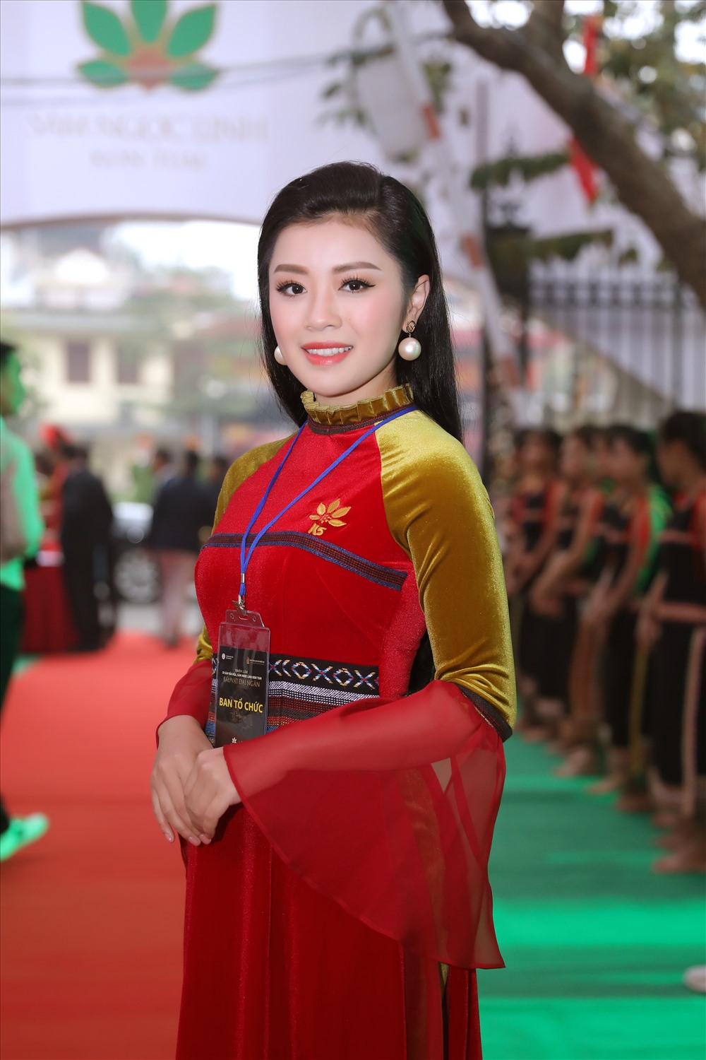 Sao Mai Thu Hằng lựa chọn bộ áo dài đặc biệt được lấy cảm hứng hoạ tiết từ trang phục truyền thống của người dân Kon Tum tham dự sự kiện.