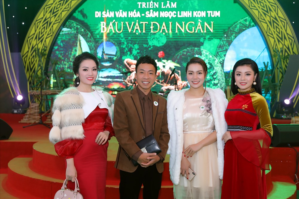 Ca sĩ Tân Nhàn, Việt Hoàn, Ngọc Anh và Thu Hằng chụp hình kỷ niệm tại sự kiện.  