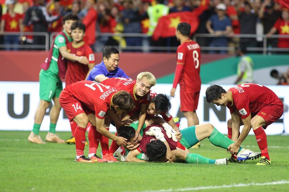 Niềm vui của các cầu thủ Việt Nam khi đánh bại Jordan trên chấm 11m. Ảnh: Hữu Phạm