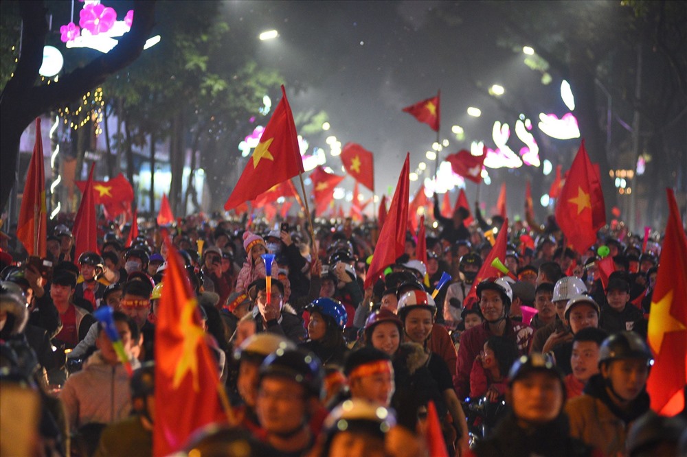 Hàng nghìn người đổ xuống đường sau khi Việt Nam xuất sắc giành tấm vé đi tiếp tại Asian Cup 2019.
